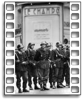 Gendarmes mobiles devant le cinéma Champolion